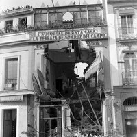 Estado en el que quedó el Colmado de Salvador o Casa Cornelio en el barrio de la Macarena tras el bombardeo que sufrió la tarde del 23 de julio durante los acontecimientos de la Semana Sangrienta. ©ICAS-SAHP, Fototeca Municipal de Sevilla, fondo Serrano
