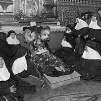 Velatorio por la muerte de sor Ángela de la Cruz el 2 de marzo de 1932. La ciudad se volcó con la futura santa sevillana y la corporación republicana en pleno acordó rotular una calle con su nombre. ©ICAS-SAHP, Fototeca Municipal de Sevilla, fondo Serrano