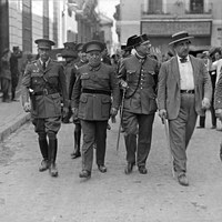 Intento de golpe de estado militar del general José Sanjurjo. El capitán Justo Sanjurjo, el teniente coronel de la Guardia Civil, Barea y el general García de la Herranz caminan  por la calle Jesús del Gran Poder. ©ICAS-SAHP, Fototeca Municipal de Sevilla, fondo Sánchez del Pando