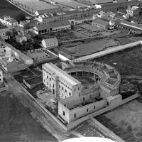 Vista aérea de Triana. En primer término, el colegio de los Salesianos, obra de Antonio Gómez Millán, en construcción. 1933 ©ICAS-SAHP, Fototeca Municipal de Sevilla, fondo Sánchez del Pando