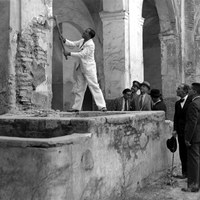 Derribo de la cárcel del Pópulo en la calle Pastor y Landero. El alcalde de la ciudad, Isacio Contreras hace uso de la piqueta de forma simbólica. 14 de septiembre de 1935 ©ICAS-SAHP, Fototeca Municipal de Sevilla, fondo Sánchez del Pando