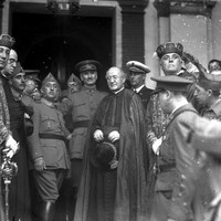 Llegada a Sevilla de Francisco Franco para la izada de la bandera bicolor en el balcón del Ayuntamiento. En la imagen le acompañan Gonzalo Queipo de Llano, el cardenal Ilundáin y el alcalde de la ciudad, Ramón de Carranza. 15 de agosto de 1936 ©ICAS-SAHP, Fototeca Municipal de Sevilla, fondo Serrano