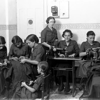 Grupo de la Sección Femenina de Falange Española Tradicionalista de las J.O.N.S. confeccionado prendas de abrigo para los combatientes del frente. Agosto de 1937 ©ICAS-SAHP, Fototeca Municipal de Sevilla, fondo Sánchez del Pando