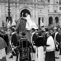 La Sevilla de la postguerra tuvo como personaje relevante al cardenal Pedro Segura marcando distancias on las autoridades civiles. En la imagen, procesionando con el ostensorio durante la clausura de la I Asamblea de Hermandades celebrada en la Plaza de España. 22 de junio de 1941. ©ICAS-SAHP, Fototeca Municipal de Sevilla, fondo Serrano