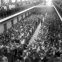 Presos de la cárcel provincial conocida como Ranilla asisten a la misa celebrada en las dependencias penitenciarias con motivo del día de la patrona de los reclusos, la virgen de la Merced. 24 de septiembre de 1942 ©ICAS-SAHP, Fototeca Municipal de Sevilla, fondo Serrano