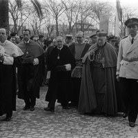 Inauguración de la nueva sede de la Universidad de Sevilla en la Real Fábrica de Tabacos con la presencia del ministro de Educación, Joaquín Ruíz-Giménez, el cardenal Pedro Segura y el rector, Carlos García Oviedo. 1954 ©ICAS-SAHP, Fototeca Municipal de Sevilla, fondo Gelán