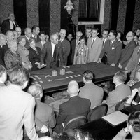 Presentación en el Ayuntamiento del hallazgo arqueológico del conocido “tesoro del Carambolo”. El catedrático Juan de Mata Carriazo, da las explicaciones oportunas a público y autoridades. 1958 ©ICAS-SAHP, Fototeca Municipal de Sevilla, fondo Serrano