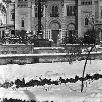 Nevada histórica en Sevilla. Aspecto que presentaba la plaza de América en el parque de María Luisa. 2 de febrero de 1954. ©ICAS-SAHP, Fototeca Municipal de Sevilla, fondo Serrano