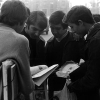 La muerte de Francisco Franco en noviembre de 1975 acaparó los titulares de prensa y la atención de los ciudadanos.  ©ICAS-SAHP, Fototeca Municipal de Sevilla, fondo Serrano