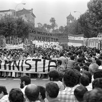 Manifestación pro amnistía de presos políticos en 1976. En la cabecera aparecen figuras históricas de la política local y nacional como Felipe González, Alfonso Guerra o Alejandro Rojas Marcos.  ©ICAS-SAHP, Fototeca Municipal de Sevilla, fondo Serrano