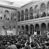 Primera visita oficial de los Reyes de España a Sevilla tras su proclamación en 1975. En la imagen, el recibimiento que se les hizo en el Real Alcázar. Marzo 1976 ©ICAS-SAHP, Fototeca Municipal de Sevilla, fondo Serrano