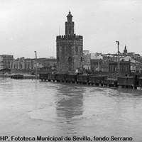 Muelle de La Sal inundado tras una crecida del Guadalquivir. 1936 ©ICAS-SAHP, Fototeca Municipal de Sevilla, fondo Serrano