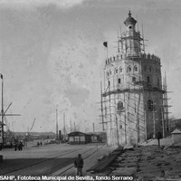 Torre del Oro. Obras de restauración a cargo del ingeniero naval Carlos Halcón. Se  eliminaron los balcones de hierro y los primitivos azulejos del segundo piso. 1899-1900 ©ICAS-SAHP, Fototeca Municipal de Sevilla, fondo Serrano