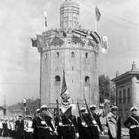 VII centenario de la Fundación de la Marina Castellana. Desfile durante la recepción a los ministros de Marina y Educación Nacional en la Torre del Oro.1948 ©ICAS-SAHP, Fototeca Municipal de Sevilla, fondo Serrano