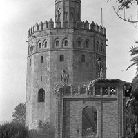 Derribo de un antiguo edificio de oficinas del puerto en el Muelle de la Sal. Década de 1970. ©ICAS-SAHP, Fototeca Municipal de Sevilla, fondo Serrano