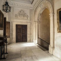 12 Acceso al Salón San Fernando y a la escalera renacentista. Planta Alta. - Ver pág. 79-95  Tomo I