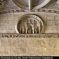 24 Apeadero Lienzo de pared con el escudo de la ciudad e inscripción latina. Planta baja - Ver pág. 82 Tomo I