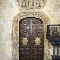 27 Sala Capitular Baja. Puerta de entrada. Escudo en piedra.- Ver pág. 79-95  Tomo I