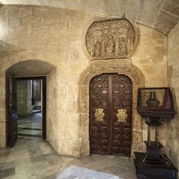 28 Sala Capitular Baja. Puerta de entrada. Escudo en piedra. - Ver pág. 79-95  Tomo I