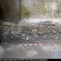 03 Restos de muro correspondiente a la fase de reocupación tardoantigua, construido sobre las primeras fases de colmatación de la cisterna. ©M. Ángel García y M. Ángeles González. Ver pp. 133-143 Tomo I