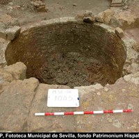 06 Pozo de agua localizado durante las excavaciones de la Plaza de Pescadería. ©M. Ángel García y M. Ángeles González. Ver pp. 133-143 Tomo I
