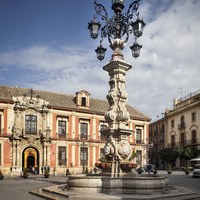 10 Fuente-farola en la plaza Virgen de los Reyes, obra de José Lafita en 1928. Ver pp.257-281 Tomo I