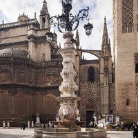 11 Fuente-farola en la plaza Virgen de los Reyes, obra de José Lafita en 1928. Ver pp.257-281 Tomo I