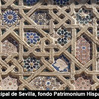 05 Detalle del alicatado que enmarca la ventana geminada de la fachada del palacio.  Ver pp. 219-235 Tomo I