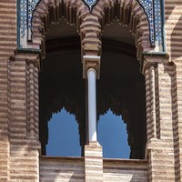 06 Ventana geminada de ladrillos bícromos en la puerta de la fachada. Ver pp. 219-235 Tomo I