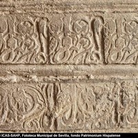 15 Detalle del brocal del pozo del siglo XIII. Ver p. 230 Tomo I