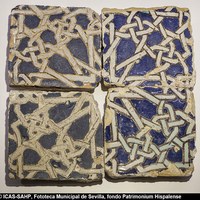 17 Azulejos decorados con rueda de lazo sobre fondo azul. Ver pp. 219-235 Tomo I