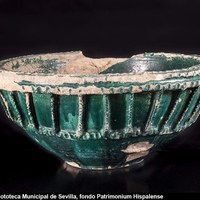 21 Pila bautismal de finales del siglo XV de cerámica vidriada. Depósito del Museo Arqueológico de Sevilla. Ver pp. 219-235 Tomo I