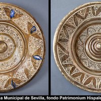 17 Plato de reflejo metálico. Siglo XVI. Plato de reflejo metálico y azul. Siglo XVI