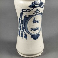 01 Bote de farmacia. Albarelo. Siglo XVII. Ver op.cit. pp. 76-77. Tomo II