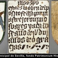 04 Azulejos de cuerda seca con escudo de Reyes Católicos y leyenda en letras góticas. 1503. Ver op.cit. pp. 80-81. Tomo II