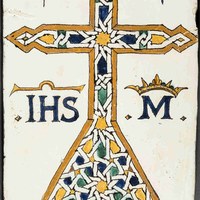 07 Azulejo plano con cruz de lacería. Siglo XVI. Ver op.cit. p. 86. Tomo II