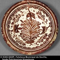 13 Plato. Fabricado en Manises, Valencia. Siglo XVIII. Ver op.cit. p. 93. Tomo II